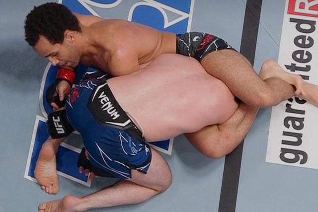 Jordan Leavitt hạ knock-out đối thủ.