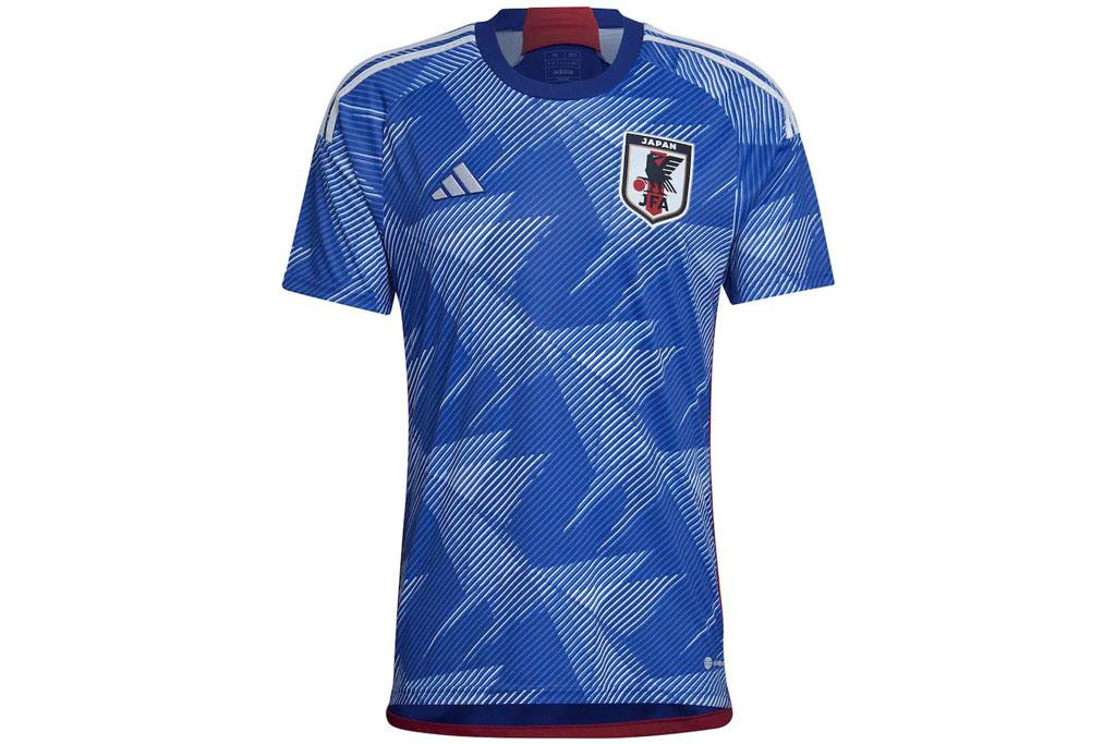 1. Áo sân nhà của Nhật Bản do Adidas sản xuất.