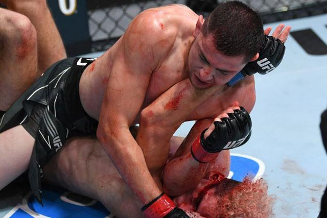 Mặt của Charlie Ontiveros đã đổ máu và mũi bị biến dạng sau những đòn đánh cực mạnh của Steve Garcia.