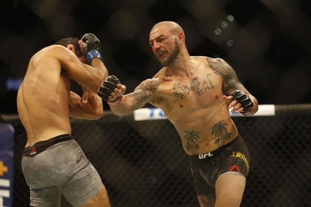 Cub Swanson (phải) đã nhập cuộc tốt hơn đối thủ.