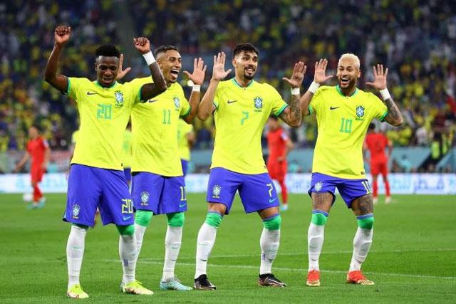 5. Brazil “hủy diệt” Hàn Quốc chỉ sau 36 phút. Tại vòng 1/8 World Cup 2022, Brazil đã có cuộc chạm trán với Hàn Quốc và chỉ sau 36 phút thi đấu, họ đã vượt lên dẫn trước với tỷ số 4-0 nhờ các pha làm bàn của Vinicius Junio (7’), Neymar (13’), Richarlison (29’) và Lucas Paqueta (36’). Đây là thành quả xứng đáng cho lối chơi đẹp mắt, tấn công nhanh, di chuyển tinh tế và phối hợp ăn ý giữa các cầu thủ. 5. Brazil “hủy diệt” Hàn Quốc chỉ sau 36 phút. Tại vòng 1/8 World Cup 2022, Brazil đã có cuộc chạm trán với Hàn Quốc và chỉ sau 36 phút thi đấu, họ đã vượt lên dẫn trước với tỷ số 4-0 nhờ các pha làm bàn của Vinicius Junio (7’), Neymar (13’), Richarlison (29’) và Lucas Paqueta (36’). Đây là thành quả xứng đáng cho lối chơi đẹp mắt, tấn công nhanh, di chuyển tinh tế và phối hợp ăn ý giữa các cầu thủ.