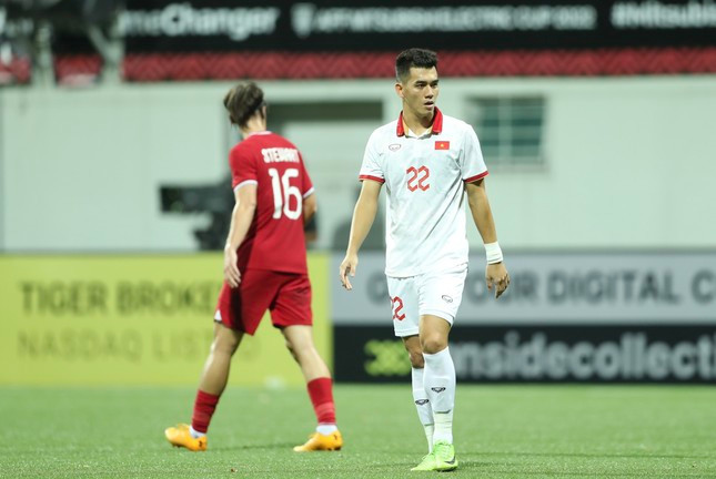 ĐT Việt Nam (áo trắng) nắm giữ nhiều lợi thế hơn so với Singapore và Malaysia.