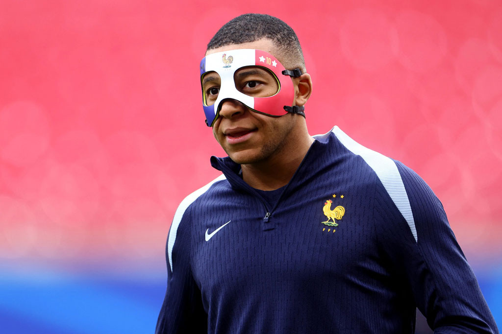 Mbappe mang mặt nạ trên sân tập.