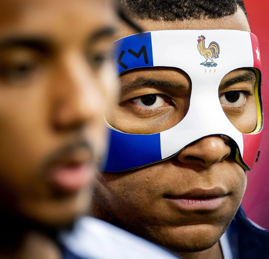 Cận cảnh mặt nạ của Mbappe.