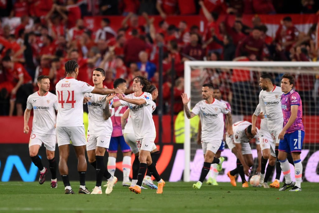 Niềm vui của các cầu thủ Sevilla sau bàn gỡ hoà của Suso.