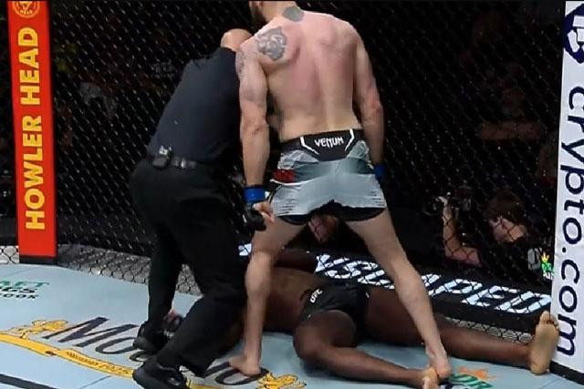 Roman Dolidze hạ gục đối thủ. Roman Dolidze hạ gục đối thủ.