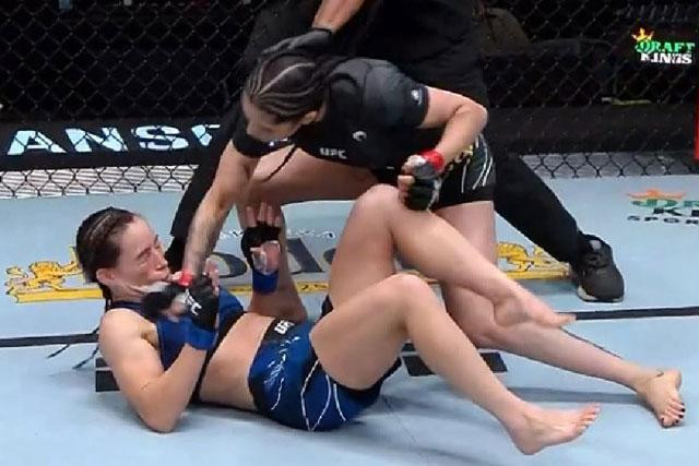 Polyana Viana hạ gục Jinh Yu Frey chỉ sau 47 giây thi đấu.