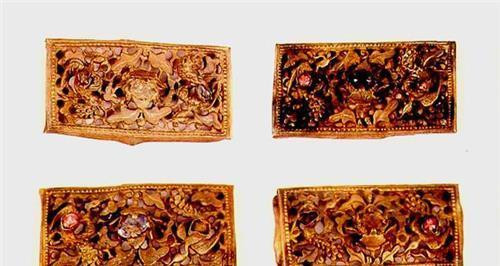 Vàng miếng thu được trong lăng mộ cổ.