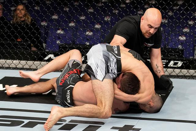 Muhammad Mokaev siết cổ Cody Durden.