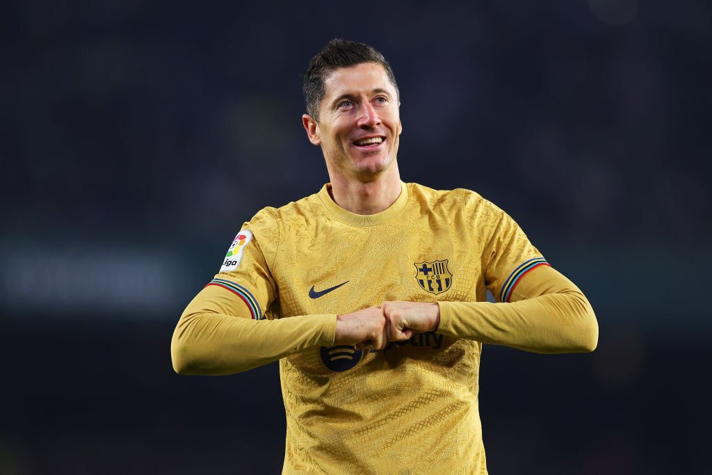 Tiền đạo: Robert Lewandowski (Barcelona, 34 tuổi, định giá chuyển nhượng: 45 triệu euro).