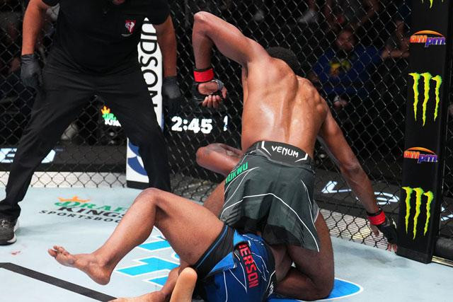 Kennedy Nzechukwu ra đòn về phía đối thủ.