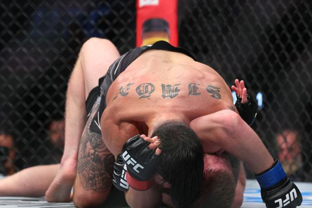 Ricky Simon tung đòn siết cổ khiến đối thủ xin đầu hàng. Ricky Simon tung đòn siết cổ khiến đối thủ xin đầu hàng.