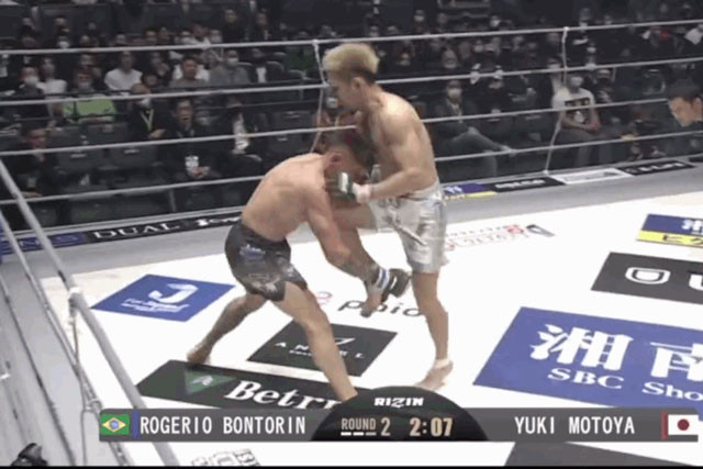 Đòn gối ấn định kết quả trận đấu.