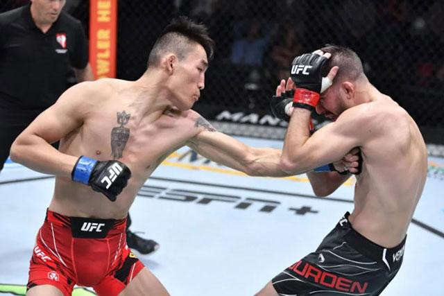 Cú ra đòn hiểm hóc của Aoriqileng. Cú ra đòn hiểm hóc của Aoriqileng.