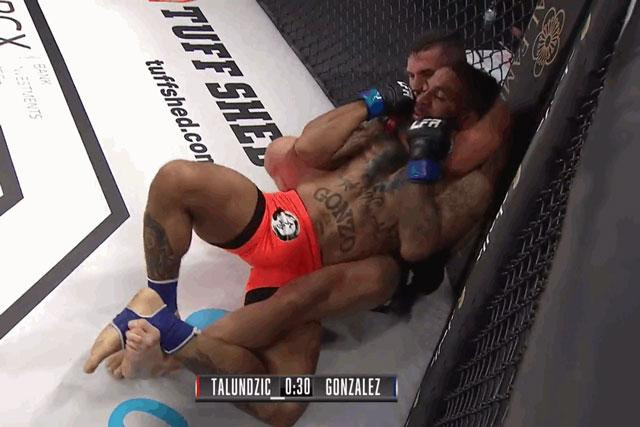 Đòn siết cổ của Haris Talundzic.