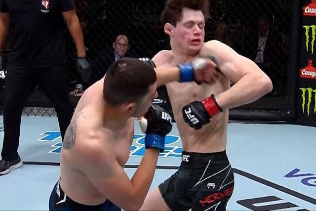 Steve Garcia đấm chính xác.