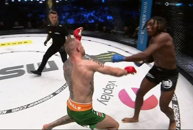 Brian Hooi (phải) ra đòn chính xác. Brian Hooi (phải) ra đòn chính xác.