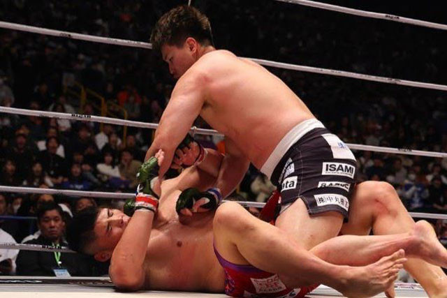 Mikio Ueda đấm gục đối thủ. Mikio Ueda đấm gục đối thủ.