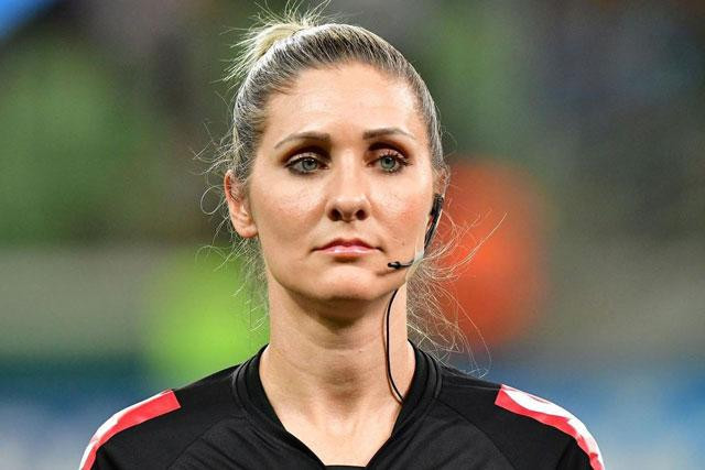 Vào năm 2012, Neuza Back đã được điền tên vào danh sách các nữ trọng tài FIFA triển vọng và được cầm còi ở một số trận đấu quốc tế. Vào năm 2012, Neuza Back đã được điền tên vào danh sách các nữ trọng tài FIFA triển vọng và được cầm còi ở một số trận đấu quốc tế.