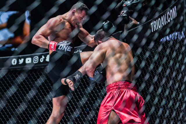 Đòn gối chính xác của Roman Kryklya. Đòn gối chính xác của Roman Kryklya.