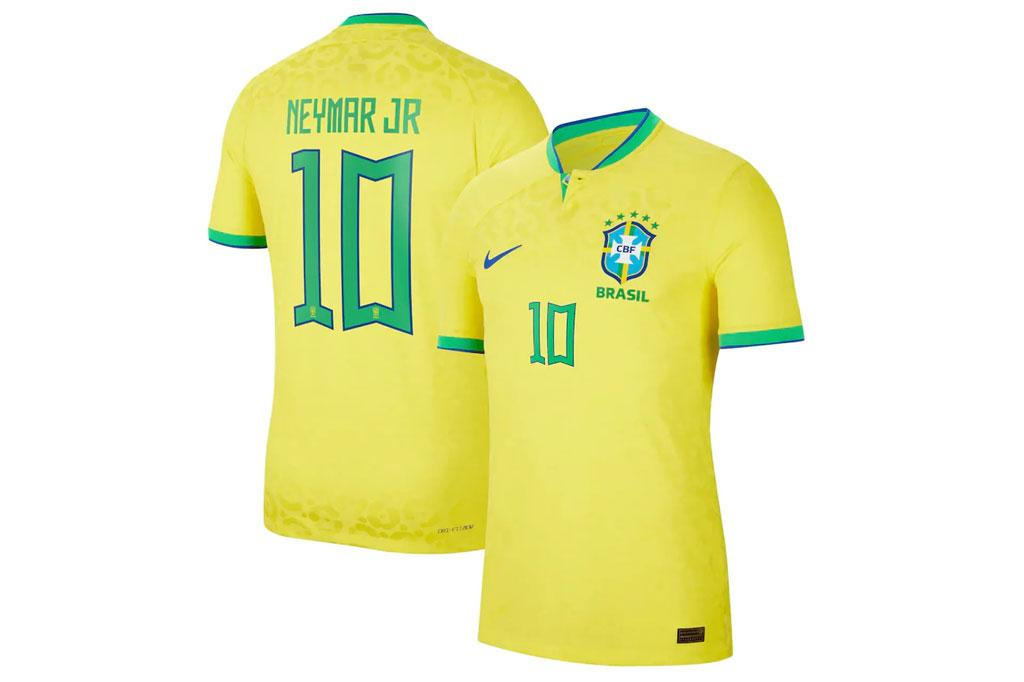 5. Áo sân nhà của Brazil do Nike sản xuất.