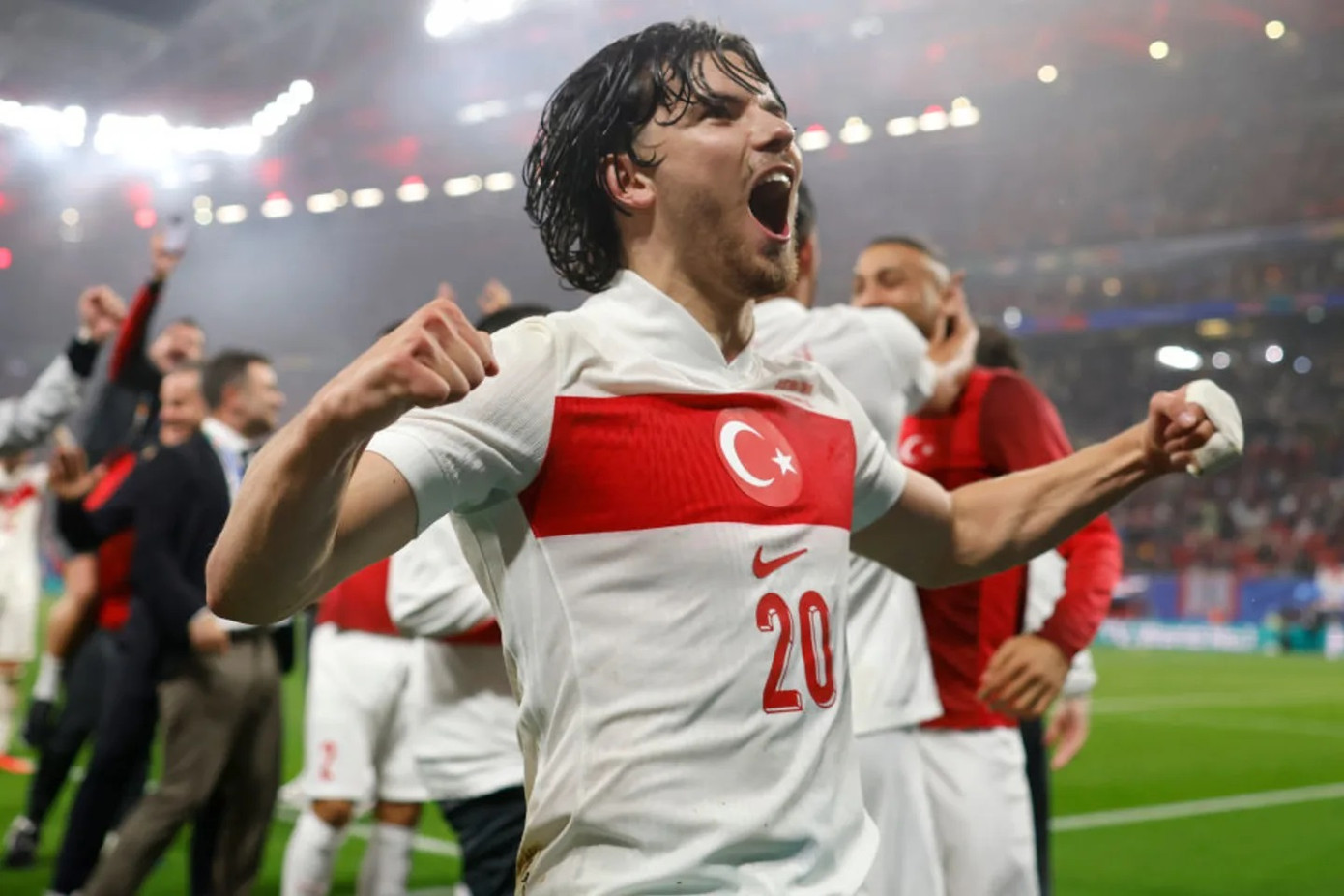 Hậu vệ trái: Ferdi Kadioglu (Thổ Nhĩ Kỳ). Hậu vệ trái: Ferdi Kadioglu (Thổ Nhĩ Kỳ).