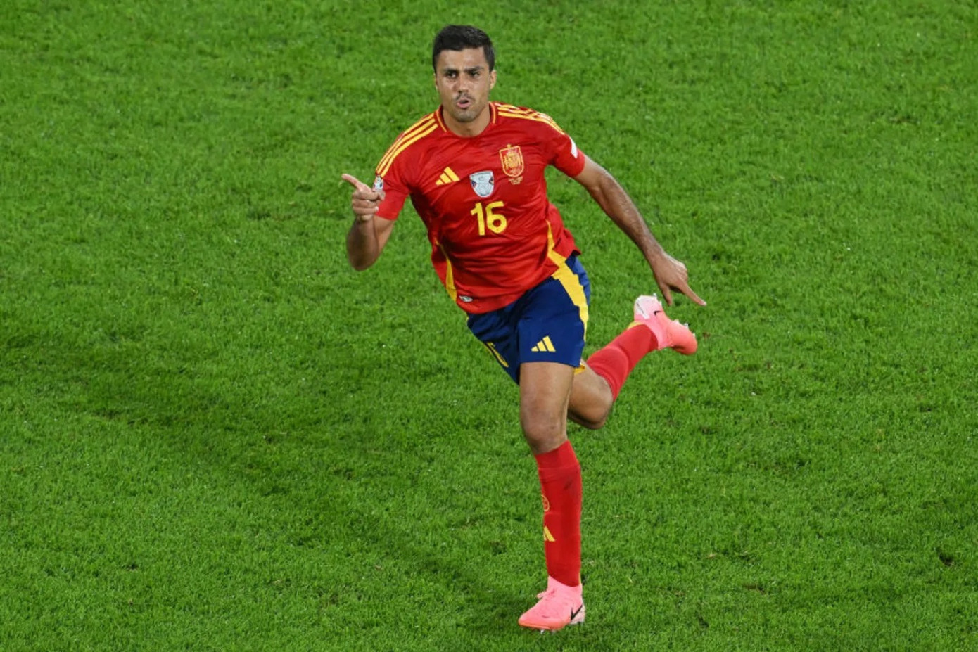 Tiền vệ trung tâm: Rodri (Tây Ban Nha). Tiền vệ trung tâm: Rodri (Tây Ban Nha).