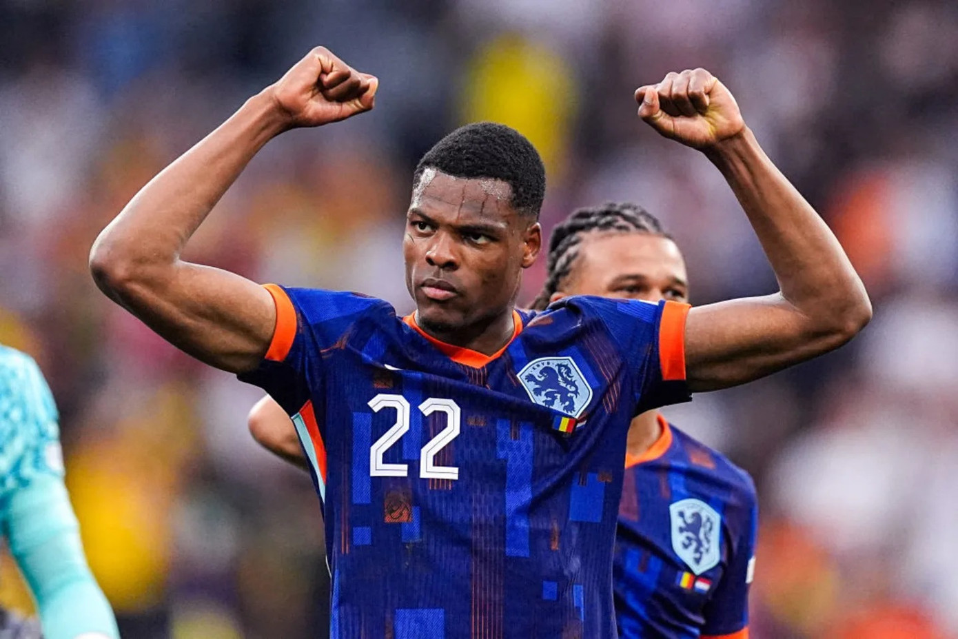 Hậu vệ phải: Denzel Dumfries (Hà Lan). Hậu vệ phải: Denzel Dumfries (Hà Lan).