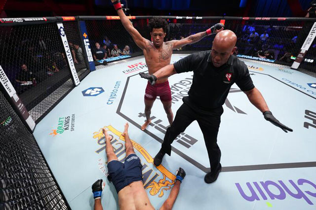 Vinicius Oliveira ăn mừng sau khi hạ gục đối thủ. Vinicius Oliveira ăn mừng sau khi hạ gục đối thủ.