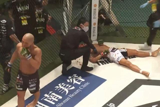 Kazuma Kuramoto (trái) ăn mừng chiến thắng.