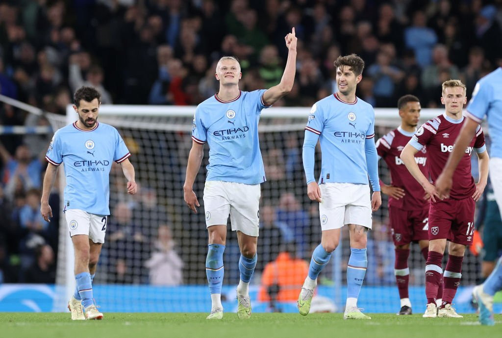 Niềm vui của các cầu thủ Man City sau khi Haaland ghi bàn. Niềm vui của các cầu thủ Man City sau khi Haaland ghi bàn.