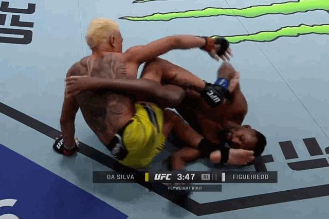 Francisco Figuentico (phải) đã có pha bẻ chân hạ gục đối thủ. Francisco Figuentico (phải) đã có pha bẻ chân hạ gục đối thủ.