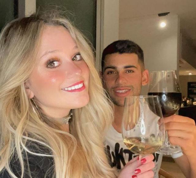 Karen Cavaller – vợ của Cristian Romero. Karen Cavaller là một trong những nàng WAGs khá kín tiếng và cặp đôi này rất ít khi chia sẻ chuyện đời tư của họ lên mạng xã hội.