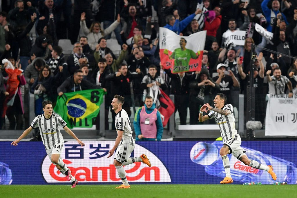 Các cầu thủ Juve ăn mừng hụt sau khi Di Maria sút tung lưới Napoli. Các cầu thủ Juve ăn mừng hụt sau khi Di Maria sút tung lưới Napoli.