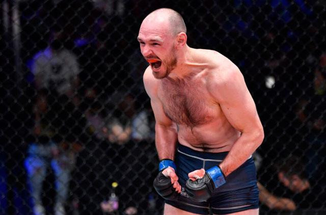 Slava Borshchev ăn mừng sau khi hạ knock-out đối thủ. Slava Borshchev ăn mừng sau khi hạ knock-out đối thủ.