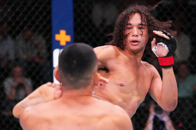 Cú đá chuẩn xác của Bryan Battle. Cú đá chuẩn xác của Bryan Battle.