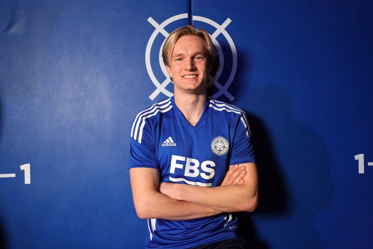 Hậu vệ trái: Victor Kristiansen (Leicester City).