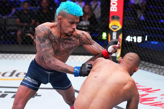 Mateus Mendonca (trái) đã có chiến thắng thứ 10.