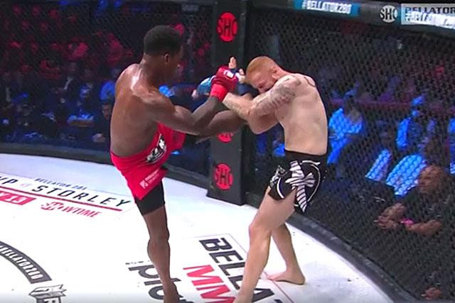 Lorenz Larkin tung cú đá chính xác vào người Kyle Stewart. Lorenz Larkin tung cú đá chính xác vào người Kyle Stewart.
