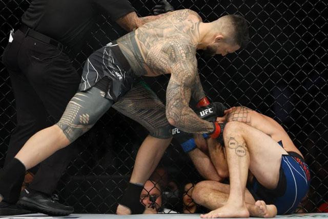 Tyson Pedro đấm gục đối thủ.