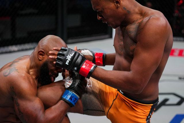 Simeon Powell lên gối chuẩn xác. Simeon Powell lên gối chuẩn xác.