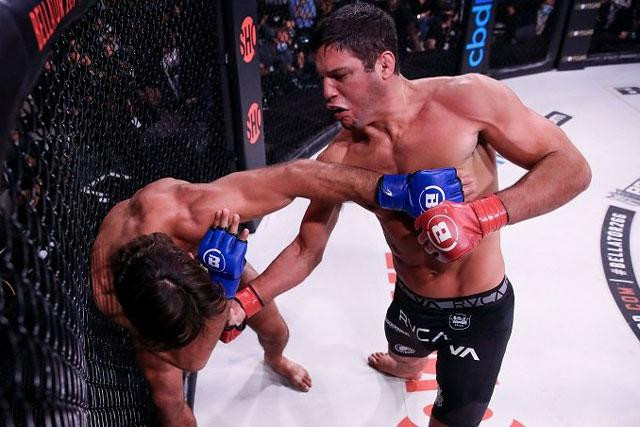 Neiman Gracie tung cú đấm móc khiến đối thủ choáng váng. Neiman Gracie tung cú đấm móc khiến đối thủ choáng váng.