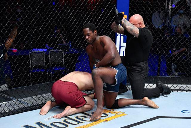 AJ Dobson hạ knock-out Hashem Arkhagha sau hơn 4 phút thi đấu. AJ Dobson hạ knock-out Hashem Arkhagha sau hơn 4 phút thi đấu.