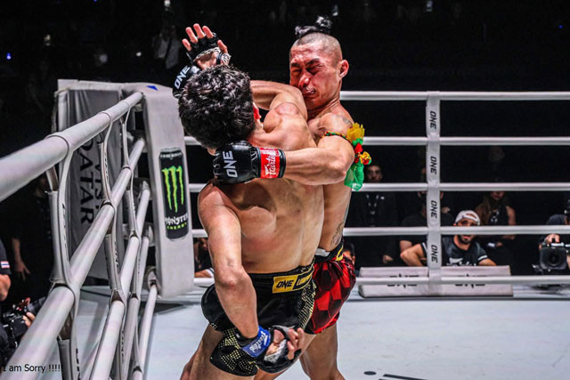 Akif Guluzada ra đòn chính xác.