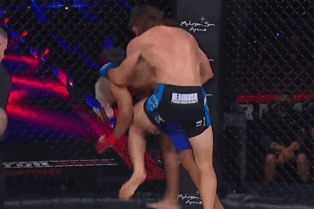 Aaron Jeffery tung đòn gối vào ngực đối thủ. Aaron Jeffery tung đòn gối vào ngực đối thủ.