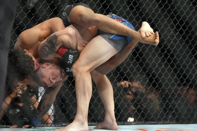 Raul Rosas Jr siết cổ đối thủ.