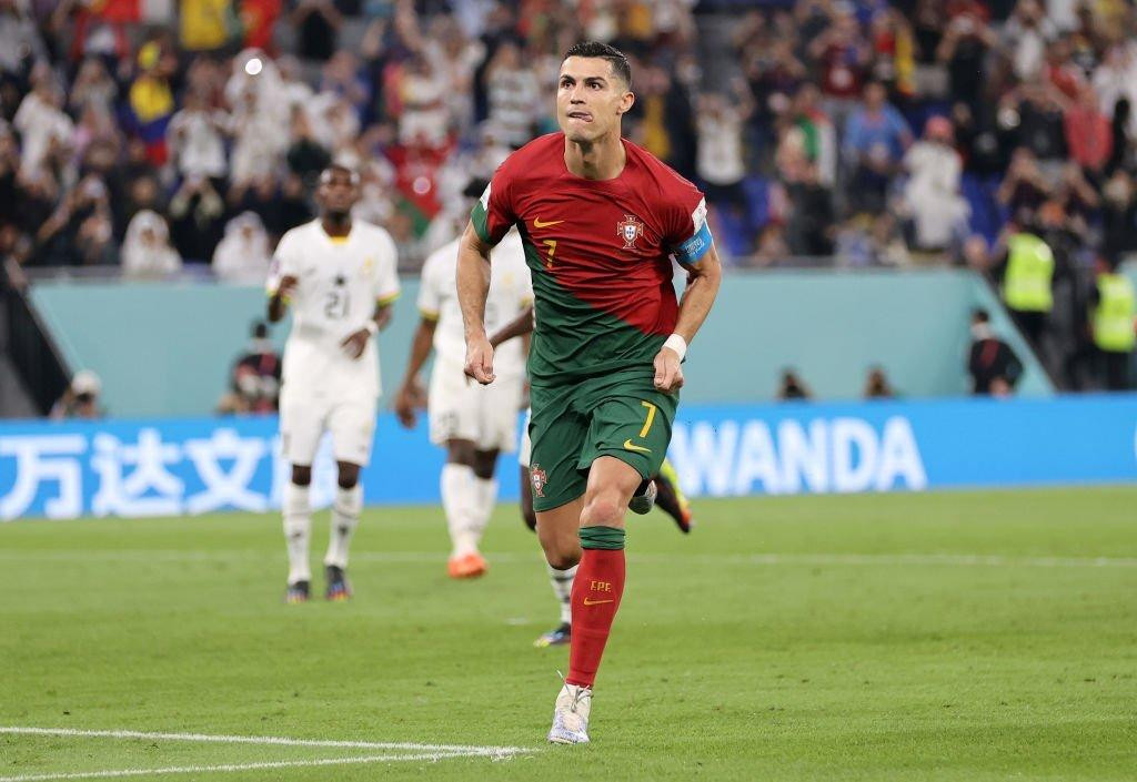 Ronaldo ăn mừng bàn thắng vào lưới Ghana. Ronaldo ăn mừng bàn thắng vào lưới Ghana.