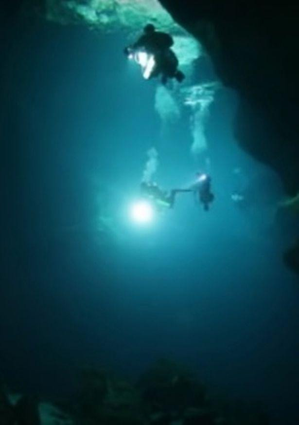 Bên dưới hố sụt là cái hang khổng lồ, không rõ đáy.