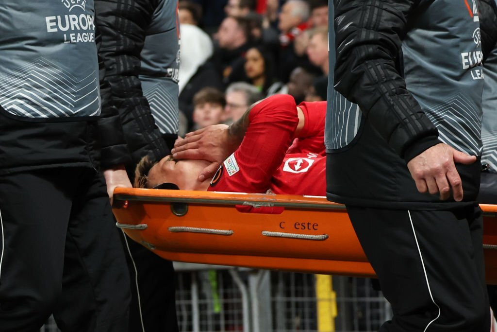 Lisandro Martinez nằm cáng. Lisandro Martinez nằm cáng.