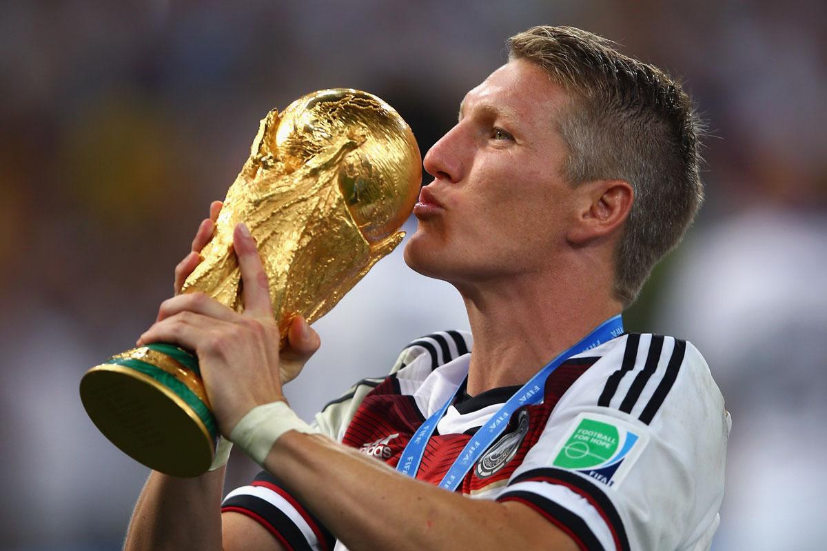 =7. Bastian Schweinsteiger (Đức). Giống như Lahm, Schweinsteiger cũng dự 3 kỳ World Cup 2006, 2010, 2014 và có 20 lần ra sân tại giải đấu danh giá nhất hành tinh. =7. Bastian Schweinsteiger (Đức). Giống như Lahm, Schweinsteiger cũng dự 3 kỳ World Cup 2006, 2010, 2014 và có 20 lần ra sân tại giải đấu danh giá nhất hành tinh.
